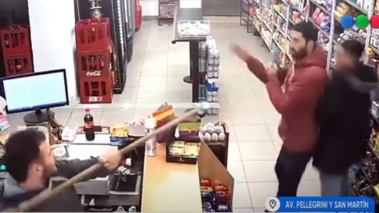 Video: echó a escobazos a ladrones que entraron a robar a un kiosco