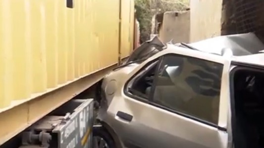 Un auto se incrustó en una casa tras chocar con un tren