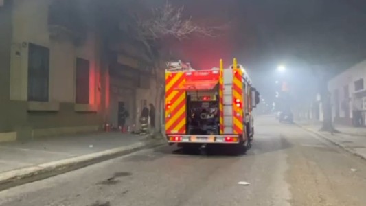 Voraz incendio en un taller de chapería y pintura de Sarmiento al 2300