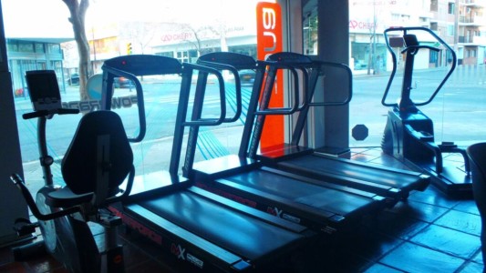 Dos policías debieron custodiar un gimnasio por varias horas luego de un intento de robo durante la madrugada