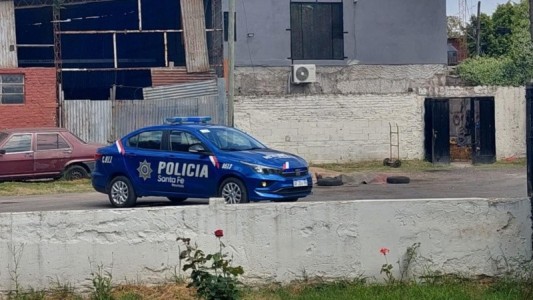 Tensión y piedrazos a la prensa en una escena del crimen de zona oeste