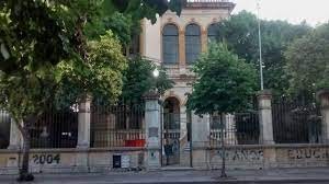 Abrazo solidario a la escuela Guido y Spano por la expropiación del edificio