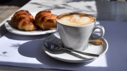 Un bar del barrio Agote ofrece promociones para desayunar en “dólares billetes”