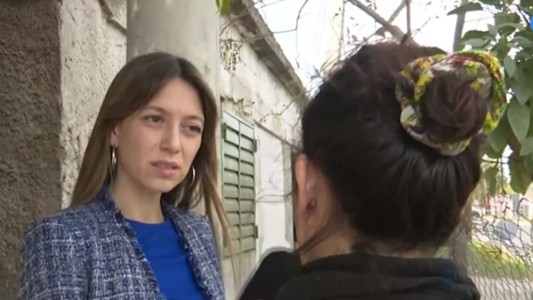 Estaba con la novia en la vereda cuando llegó su hija y lo baleó en la pierna