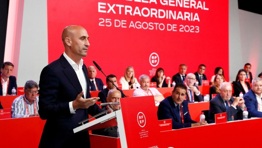 La FIFA suspendió temporalmente a Rubiales por el beso no consentido a la futbolista española