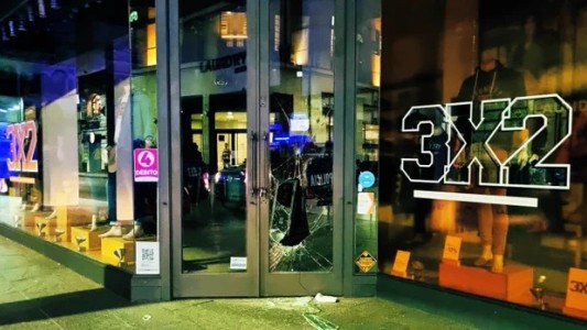 Robo frustrado: destrozaron la vidriera de un local de ropa en pleno centro de Rosario