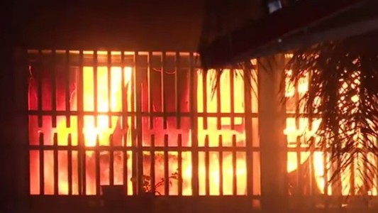 Impactante incendio con pérdidas totales en fábrica de paletas de padel
