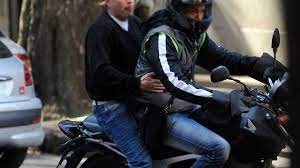 En segundos: motochorros robaron una moto a metros de una Comisaría