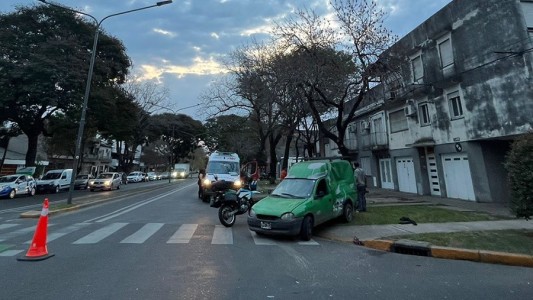Salió despedido del utilitario tras el brutal choque de un colectivo