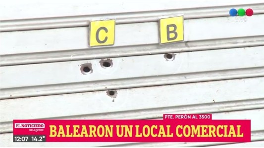 Balearon un local comercial de ropa deportiva y dejaron una amenaza