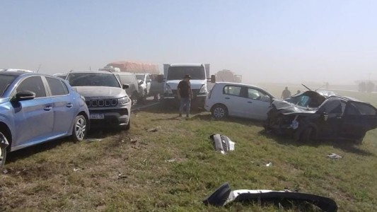 Viento, tierra y desastre vial: al menos dos muertos en choque entre 30 vehículos