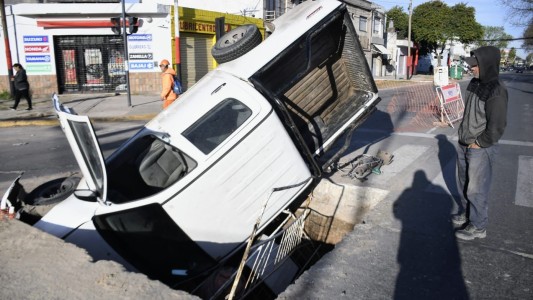Una camioneta se incrustó en un pozo en zona sur
