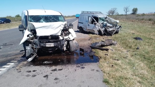 Accidente fatal en la autopista: murieron tres personas en un choque de frente