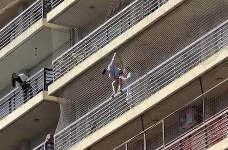 Dramático rescate de un joven atrapado en un balcón de un séptimo piso