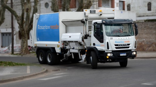 Un motociclista chocó contra un camión de basura y sus piernas fueron pisadas por un colectivo