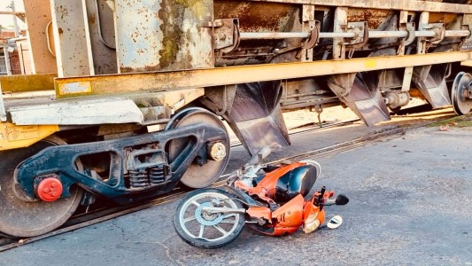 Un motociclista impactó contra un tren en zona oeste