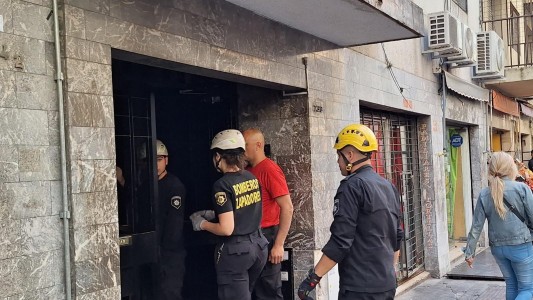 Los bomberos rescataron a un hombre que estaba atrapado en el ascensor