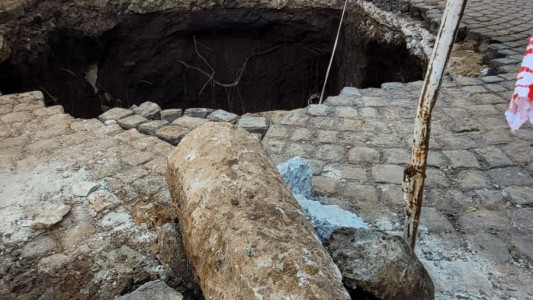 Serios daños en la red cloacal por desechos de una obra en construcción del centro