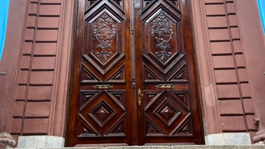 Colocaron la imponente puerta de cedro en la Municipalidad de Rosario tras haber sido vandalizada