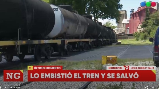 Descarriló el tren tras chocar con una moto que pasó con la barrera baja