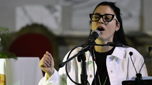 Otro martes de fe: fieles esperan a Leda en un día de calor agobiante