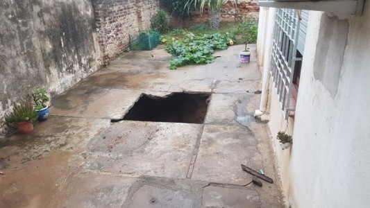 Una mujer fue rescatada tras caer en un pozo ciego en su casa de zona norte