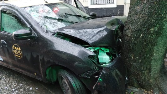 Por la lluvia, un taxista perdió el control e impactó fuertemente contra un árbol