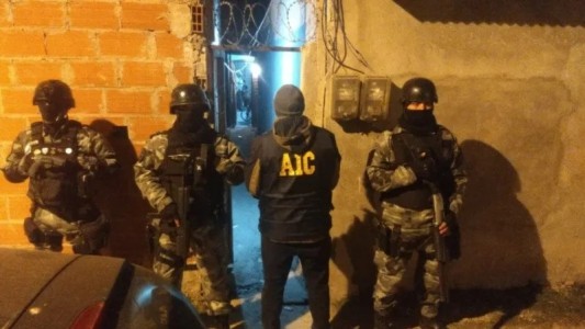 Con un gran despliegue de las fuerzas, realizaron más de 50 allanamientos por las amenazas contra Pullaro