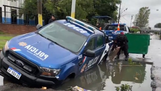 Un patrullero se cayó en un pozo de la calle en barrio Las Flores