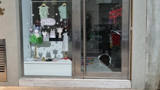 Vandalismo: lanzó una baldosa contra una vidriera de un local de ropa y fue detenido
