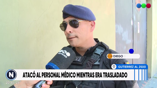 Atacó al personal médico mientras era trasladado