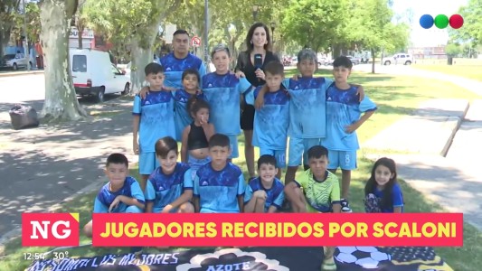 Scaloni junto a jóvenes futbolistas