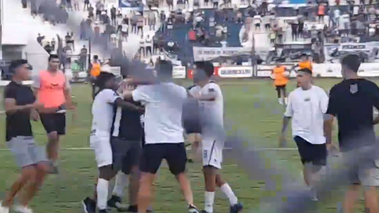 Escándalo en el fútbol cordobés: hinchas golpearon a sus jugadores tras quedar eliminados