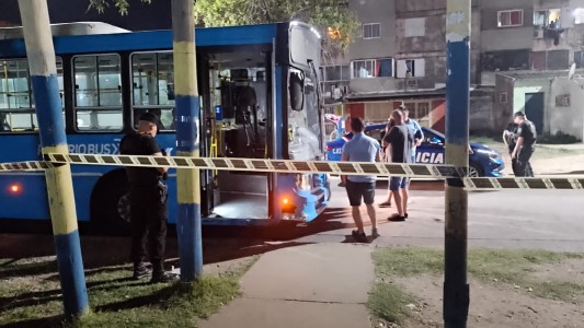 Balearon un colectivo en la zona sudoeste y dejaron una nueva amenaza al gobernador
