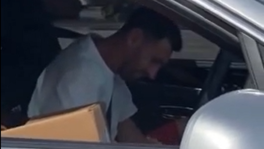 Video: Messi le firmó una camiseta a unos hinchas en un insólito lugar