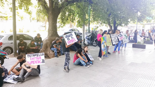 "Fila contra el hambre": protesta piquetera frente al Ministerio de Capital Humano