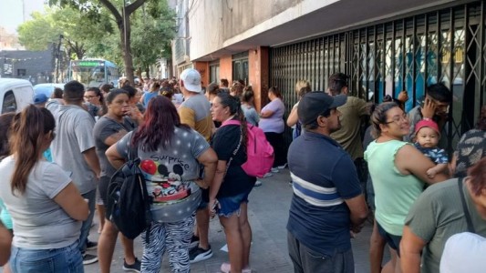 "La fila del hambre" en Rosario: Reclaman asistencia alimentaria al Gobierno