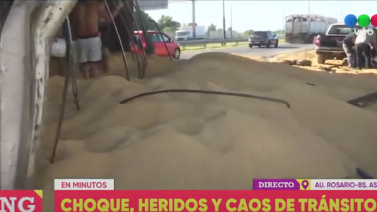 Impactante choque entre un camión y un colectivo