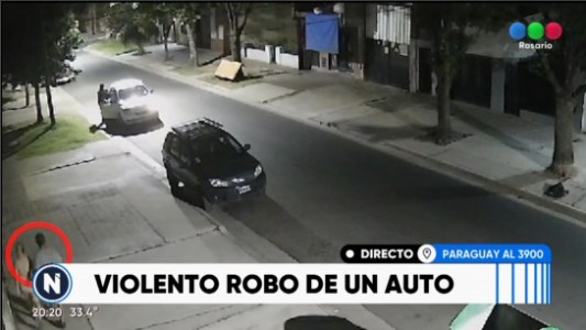Una pareja robó un auto y quedó filmado