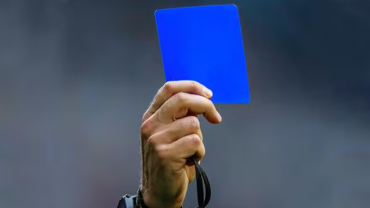 Tarjeta azul: analizan las expulsiones temporales en el fútbol