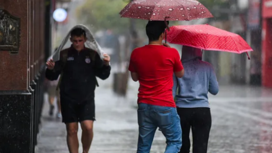 Lunes con lluvia en Rosario: rige un alerta amarillo