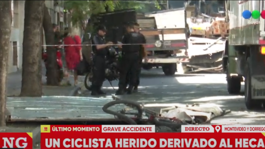 Cayó el techo de un camión sobre un ciclista y está herido