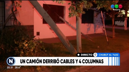 Un camión tumbó columnas, un árbol y dejó un tendal de cables caídos