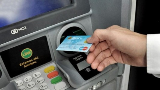 Denuncian la presencia de "dispositivos" en cajeros que roban datos de tarjetas