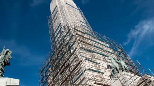 Frenaron las obras en el Monumento a la Bandera por falta de pagos