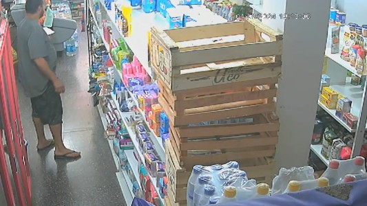 Video: se hizo pasar por cliente y se robó 4 potes de shampoo