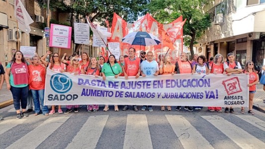 Gremios docentes marcharon en las calles de Rosario por el reclamo salarial