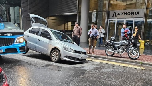 Un auto se incrustó en el asfalto en el microcentro