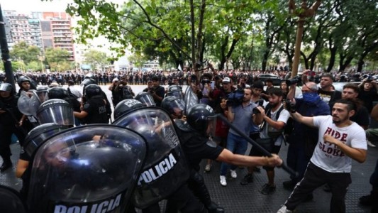 Choques entre policía y manifestantes que protestaban frente al Gaumont por recortes al INCAA