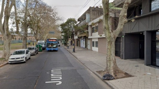 Un hombre se bajó del auto y disparó dos veces contra el piso: ocurrió frente al colegio Rodolfo Rivarola